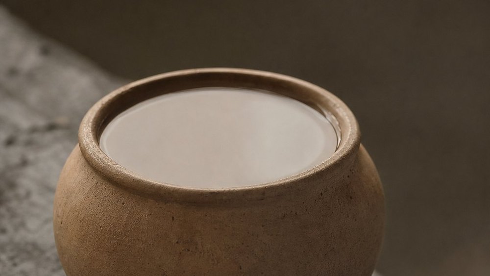 Ceramic vessel filled to the brim with still water, illustrating the sealed dantian and internal pressure